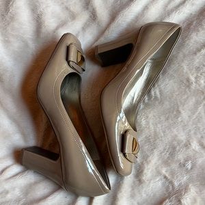 Tan and Gold W Tahari 3 1/2 in heel Patent Leather with bow size 9